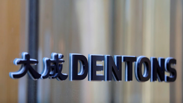 Dentons signage with Chinese characters 大成